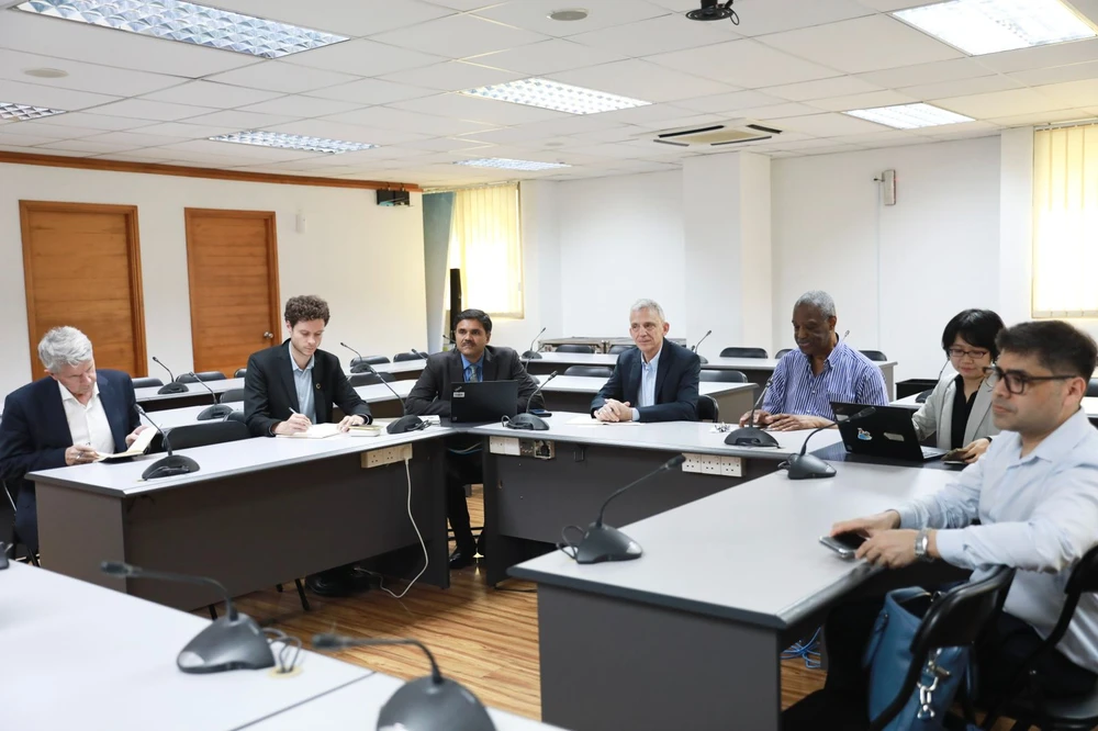 photo for އދ. ގެ އިޤްތިޞާދީ އަދި އިޖުތިމާޢީ ކަންކަމާ ގުޅޭ ކޮމިޝަންގެ ވަފުދާ މިނިސްޓަރ ބައްދަލުކުރައްވައިފި
